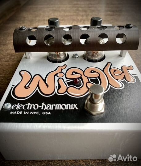 Гитарная педаль Tube Vibrato/Tremolo EHX Wiggler