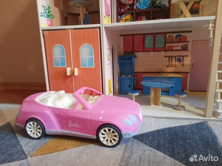 Большой кукольный домик с мебелью