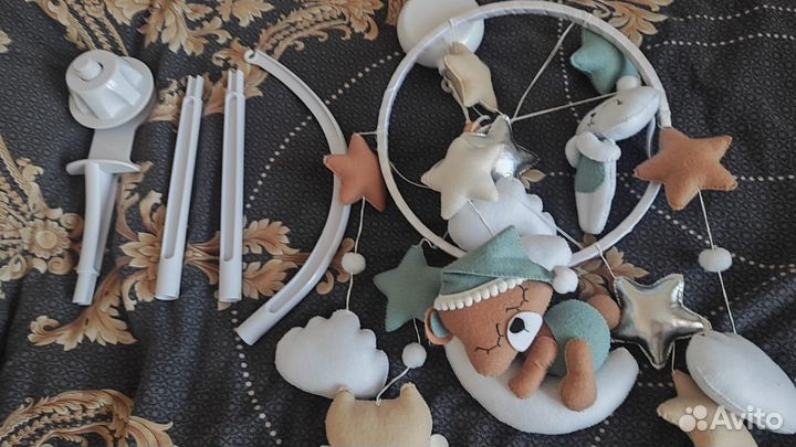 Мобиль на кроватку из фетра