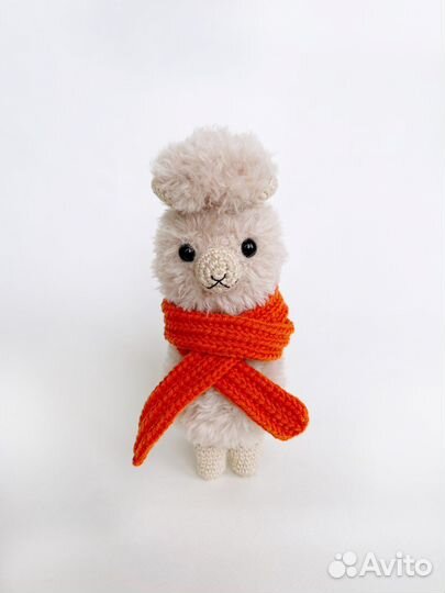 Вязаная игрушка Альпака