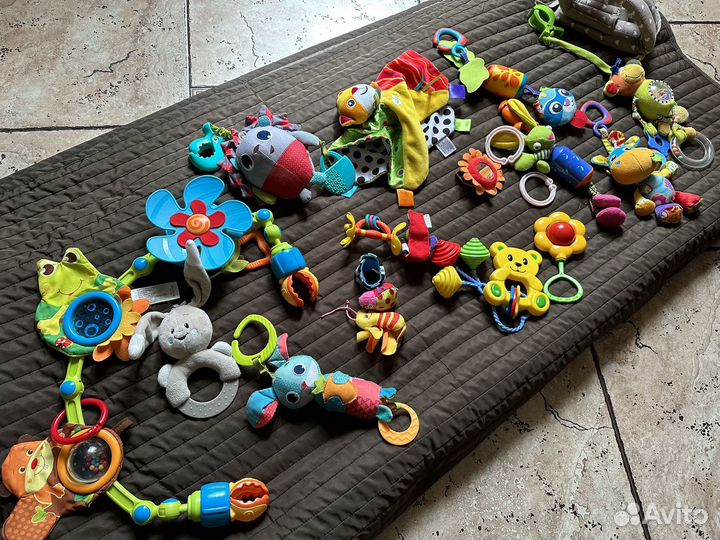 Развивающие игрушки для малышей пакетом