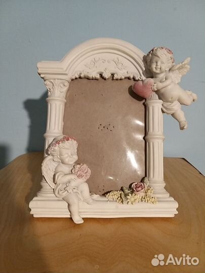 Фоторамка и фигурки для интерьера