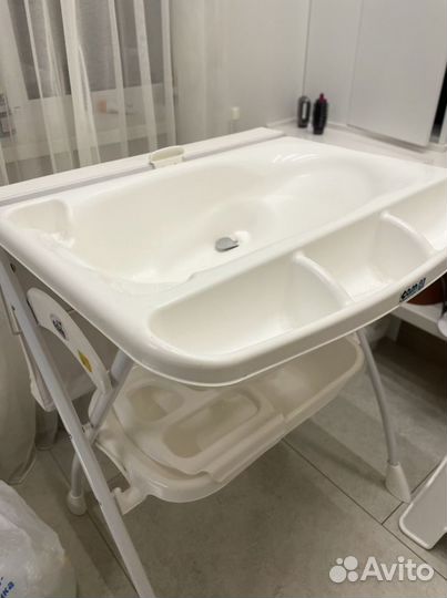 Ванночка для купания и пеленальный столик