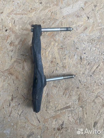 Кронштейн опоры двигателя правый Toyota Prius