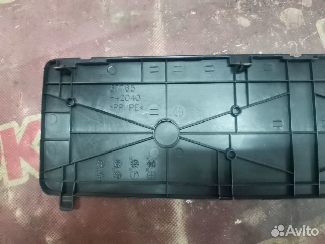 Заглушка облицовки багажника задний Toyota RAV4