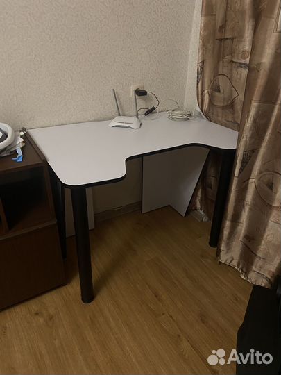 Компьютерный стол белый