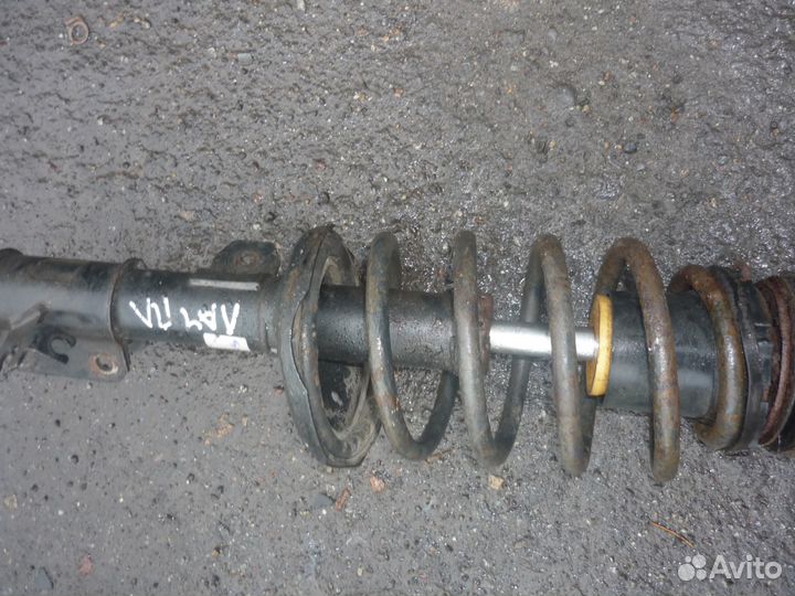 Стойка передняя левая Шевроле Лачетти