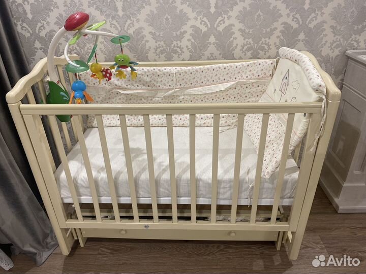 Детская кроватка с маятником