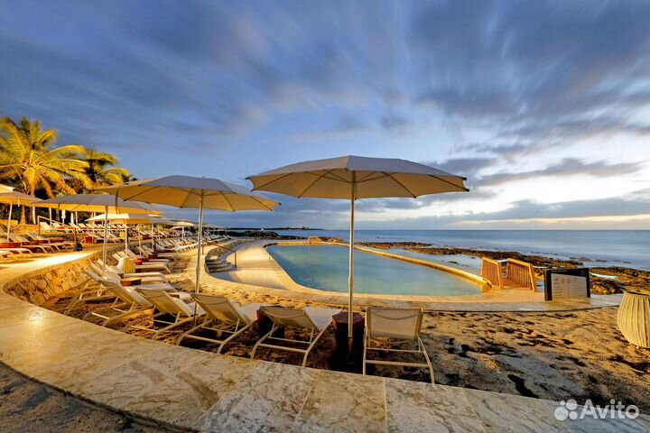 Большой пляжный зонт на центральной опоре