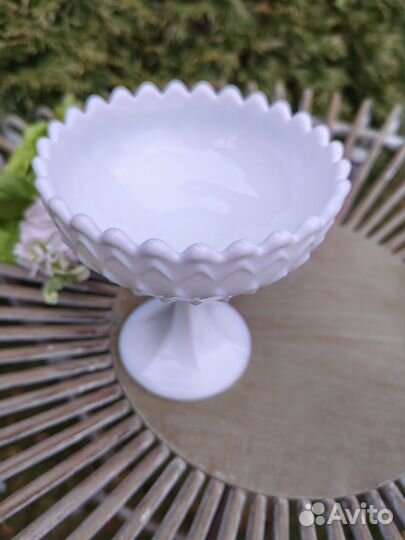 Старинная вазочка на ножке