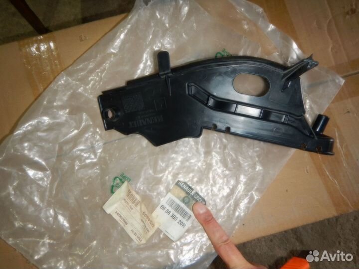 Крышка петли капота правая Fluence Megane