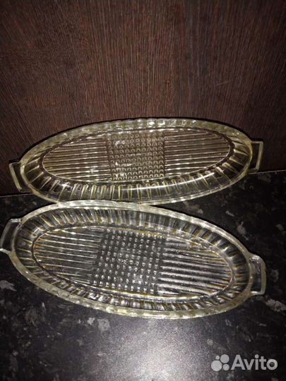 Графины, стаканы, тарелки, банки