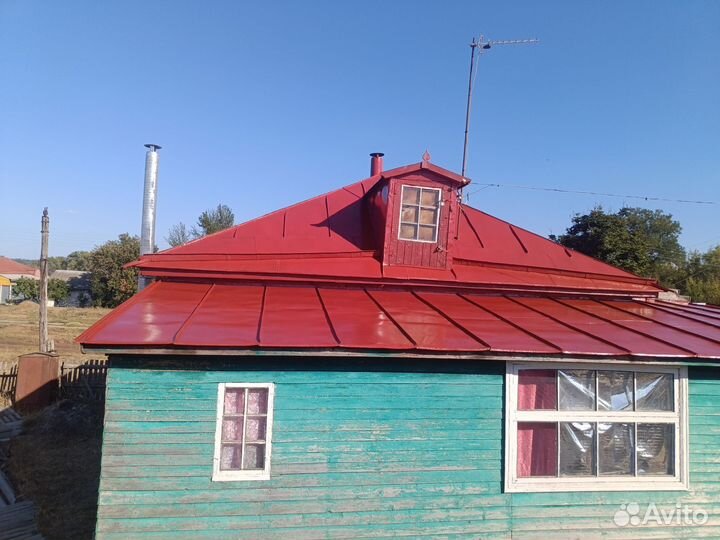 Покраска крыши дома