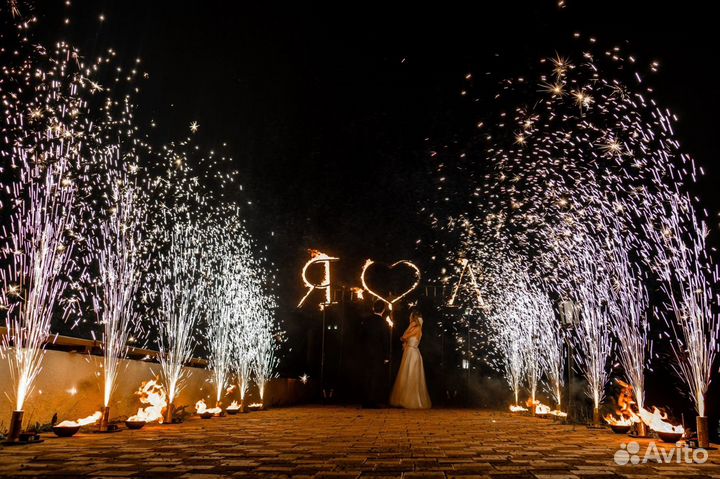 Запуск пиротехнических фонтанов на свадьбу