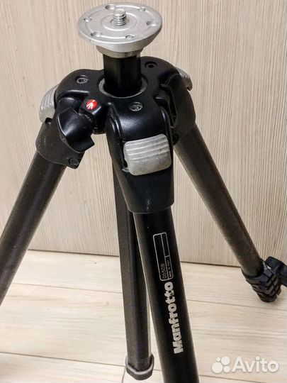 Фотоштатив Manfrotto 055DB