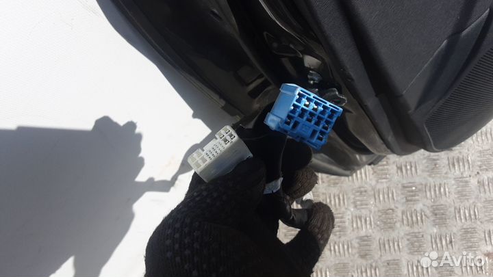 Дверь передняя правая toyota avensis T27 2009