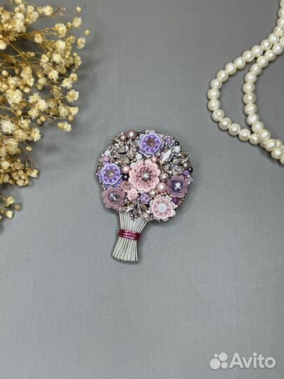 Брошь ручной работы из бисера