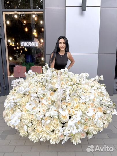 Оромная корзина с цветами