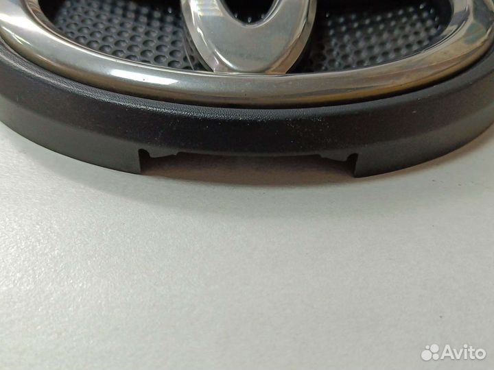 Эмблема решетки радиатора передняя Toyota Land