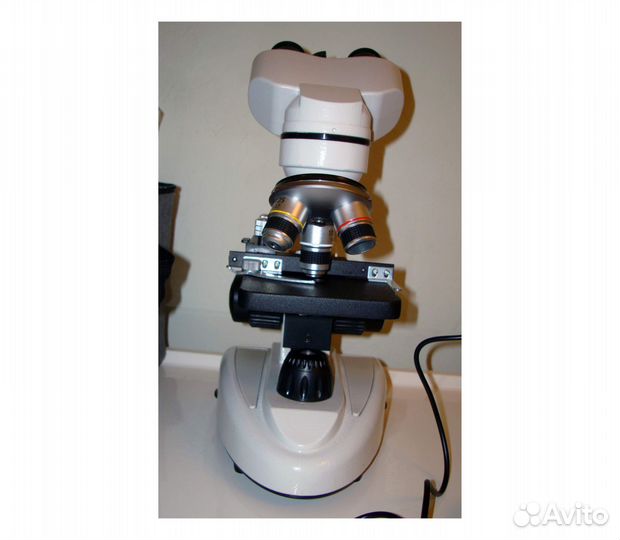 Микроскоп с широкоугольными 10X и 50X окулярами