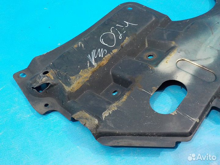 Пыльник двигателя центральный toyota Auris (E15) 2