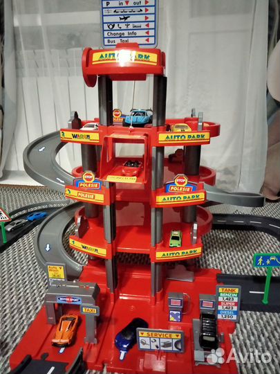 Детская парковка для машинок