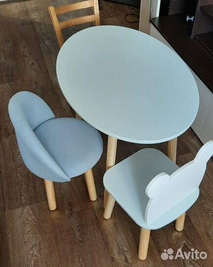 Детский стол и мягкий стул