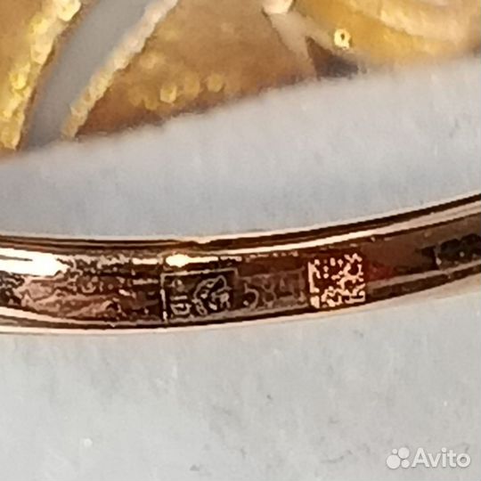 Новое золотое кольцо 585 с алмазкой 18,5