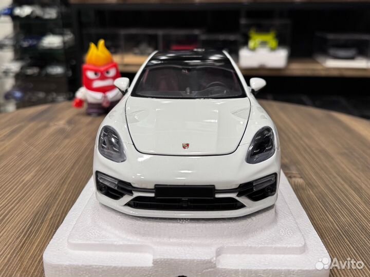 Minichamps Porsche Panamera (113061074) 1:18