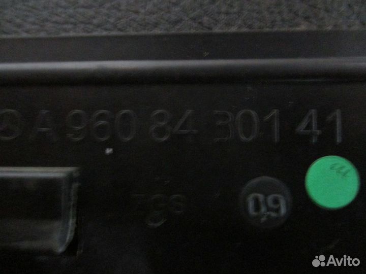 Накладка вещевого ящика правая Mercedes-Benz A9608