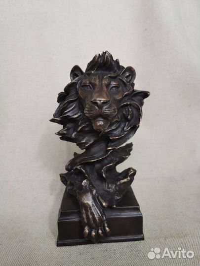 Сувенир из бронзы лев