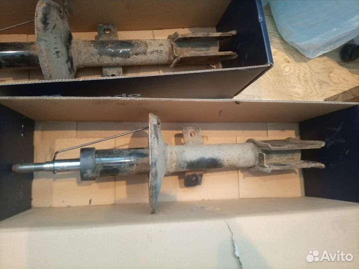 Передние амортизаторы на Renault Duster