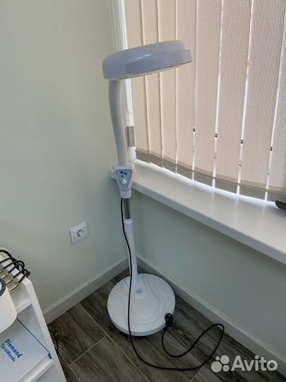 Косметологическая лампа лупа напольная