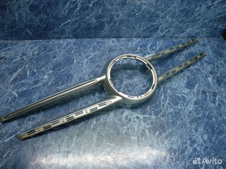 Накладка центральная решетки радиатора Mercedes W4