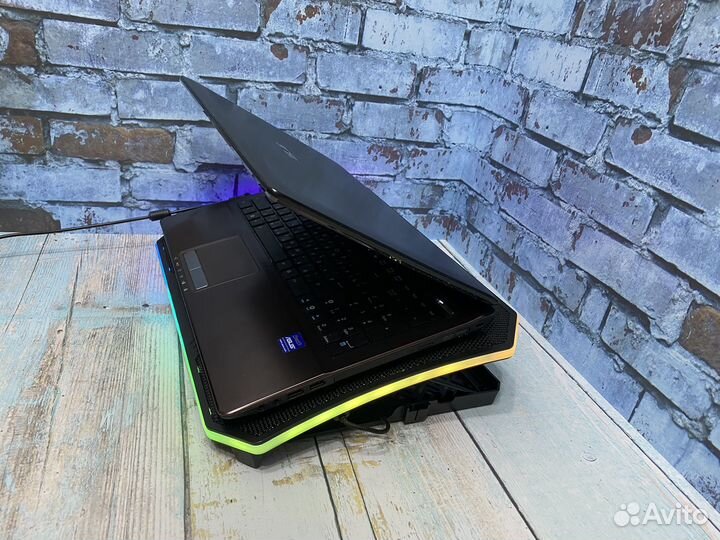 Ноутубк Asus i5/8Gb/Nvidia/SSD+HHD