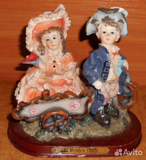 Фигурка мальчик с девочкой