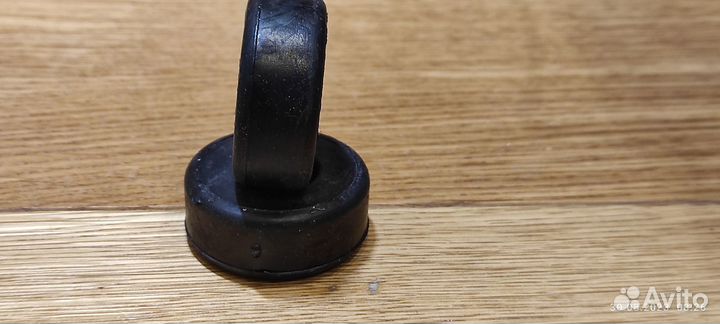 701513121 VAG Втулка заднего амортизатора