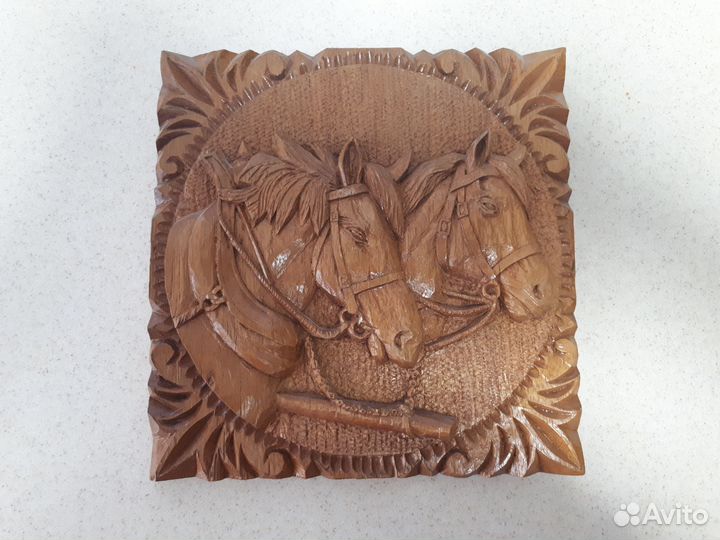 Резное деревянное панно