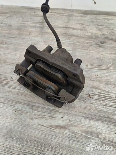 Суппорт тормозной передний левый Renault Megane 3