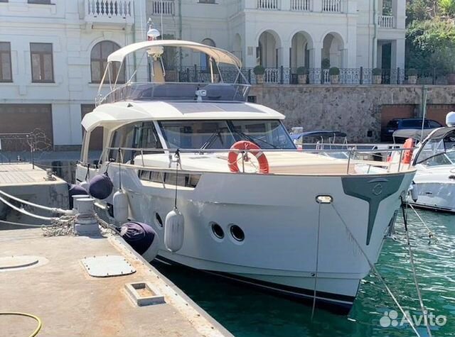 Моторная яхта Greenline 48 Fly