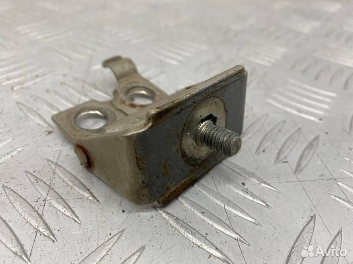 Б/У петля крышки багажника задний левый Toyota