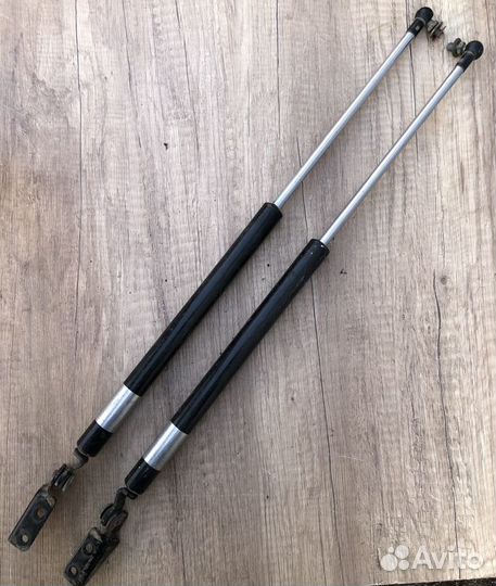 Амортизаторы капота Nissan Terrano