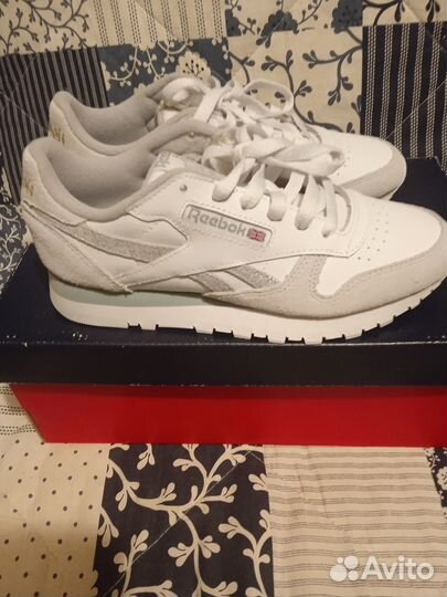 Кроссовки женские