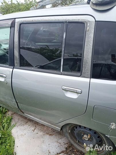 Задние двери Nissan Cube AZ10