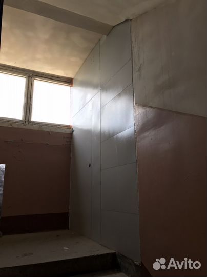 Межэтажная дверь и стеллаж