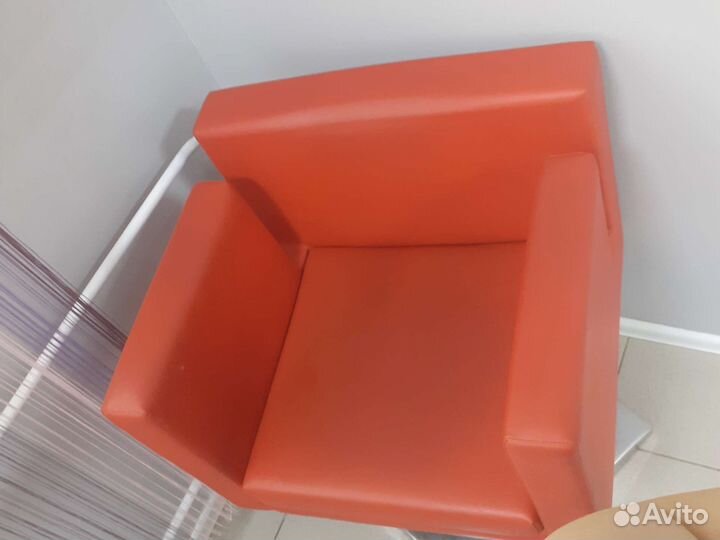 Офисное кожаное кресло бу