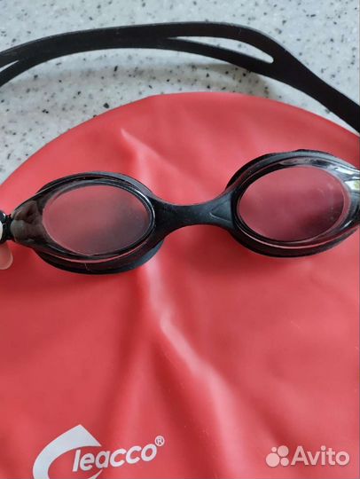 Очки и шапочка для плавания