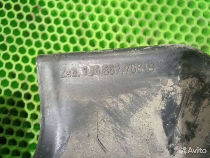 Обшивка задней арки левая правая Volkswagen Golf 4