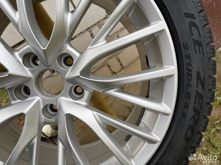 Pirelli Ice Zero 235/45 R18 98H