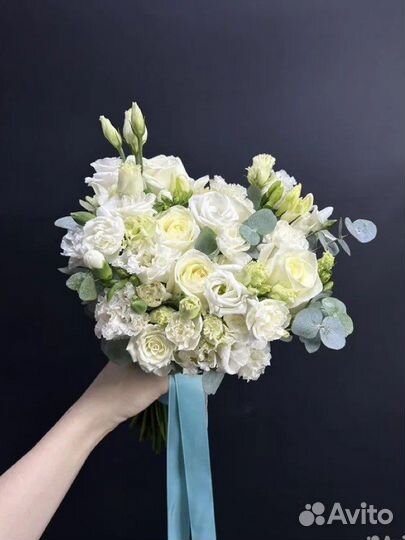 Букет невесты раскидистый с эустомой и розами